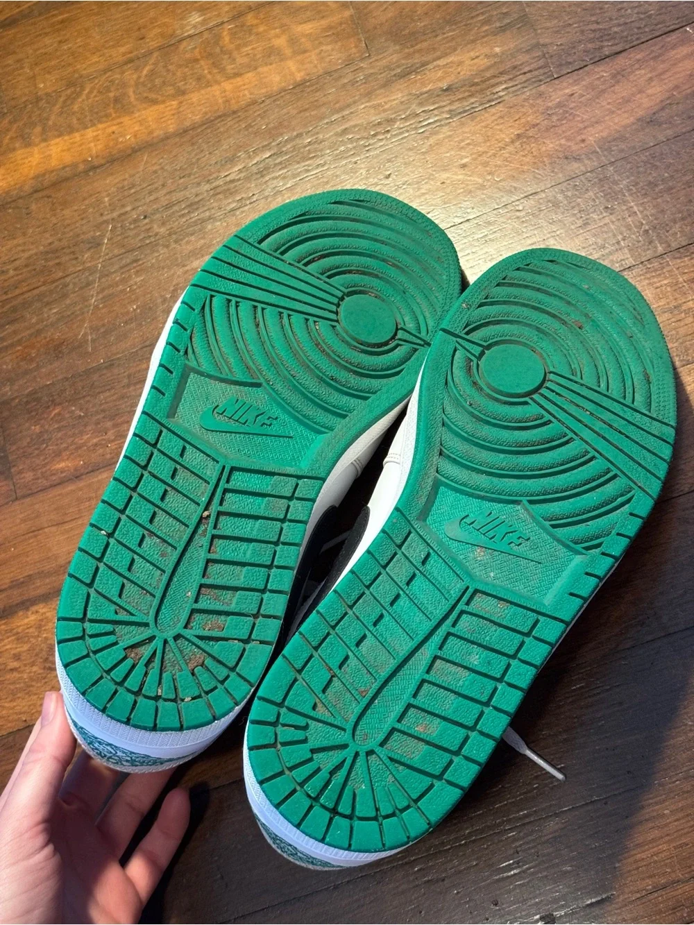 Jordan 1 Lows in Green and White - Picture 8 of 8